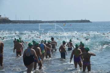  Cristo Cárdenes e Iria Otero, vencedores de la XVI Travesía a Nado de Salinetas (Foto TA)